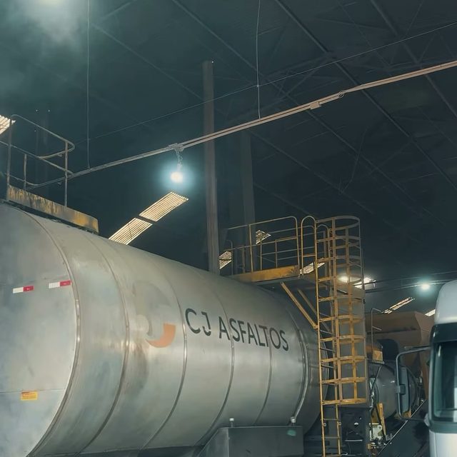 Tanque da usina da CJ Asfaltos, quadro do vídeo Indústria 4.0 na pavimentação